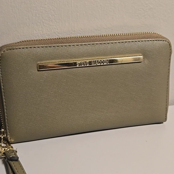 Steve Madden NWOT Green Wristlet - Picture 2 of 9